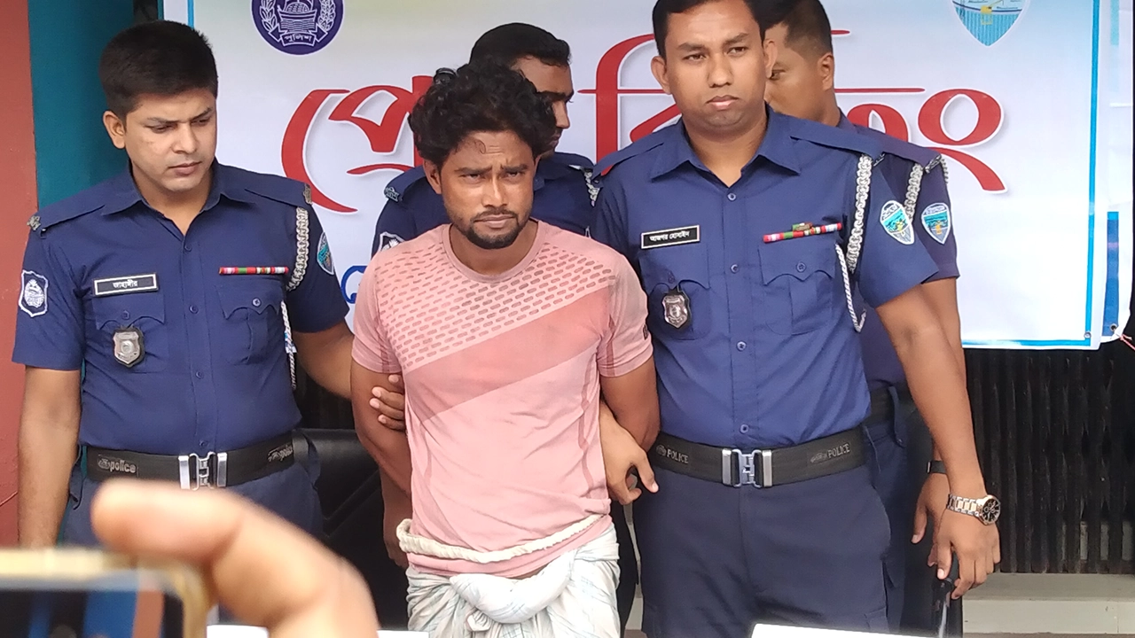 নোয়াখালী সোনাইমুড়িতে অস্ত্র ও চোরাই মালসহ শাহাবুদ্দিন নামে এক শীর্ষ সন্ত্রাসী আটক। ছবি : কালবেলা