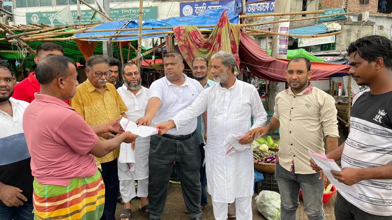 উপজেলা নির্বাচন বর্জনের আহ্বান জানিয়ে লিফলেট বিতরণ করেন নেতৃবৃন্দ। ছবি : কালবেলা
