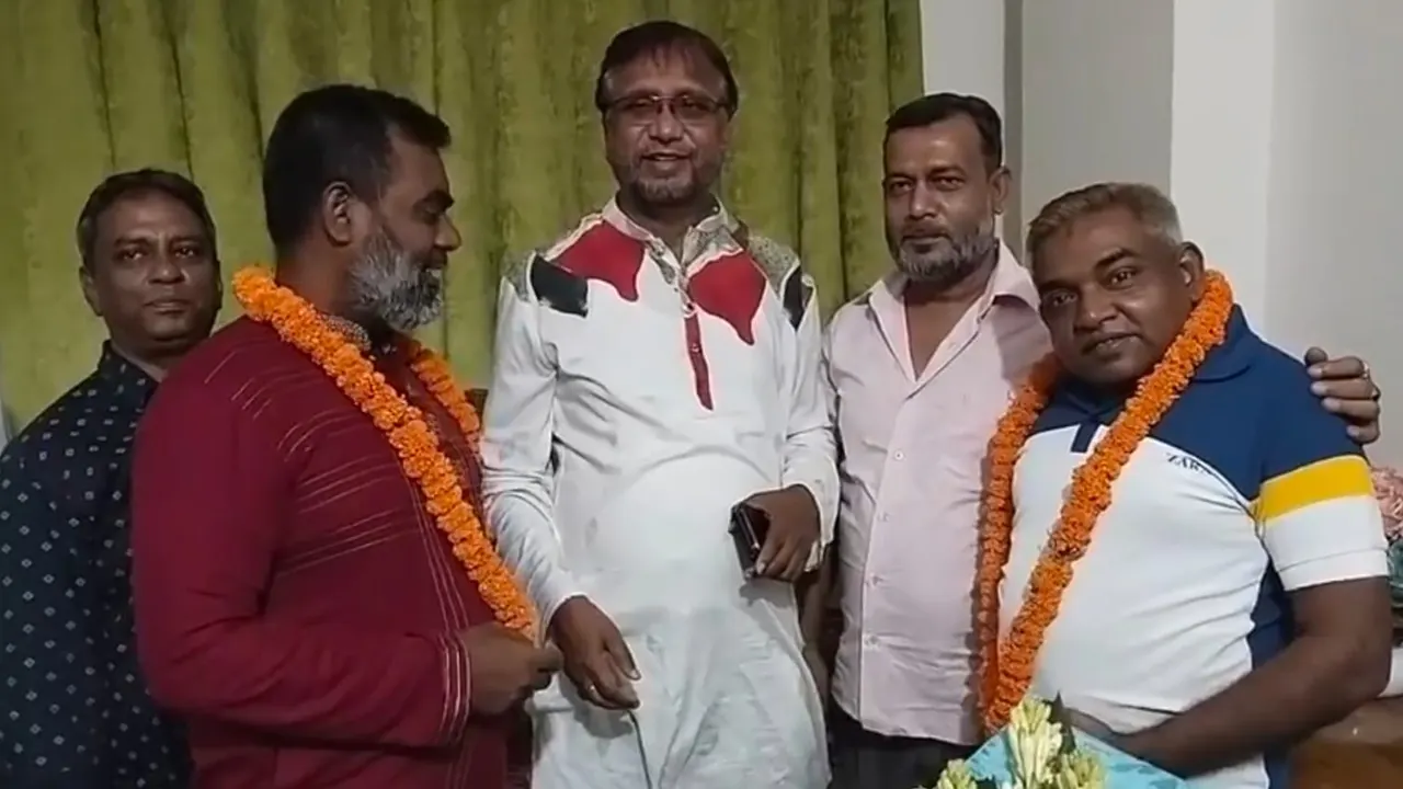 সরকারবিরোধী আন্দোলনে আহত ও কারা নির্যাতিত নেতাকর্মীদের খোঁজ নেন বিএনপির নেতাকর্মীরা। ছবি : কালবেলা