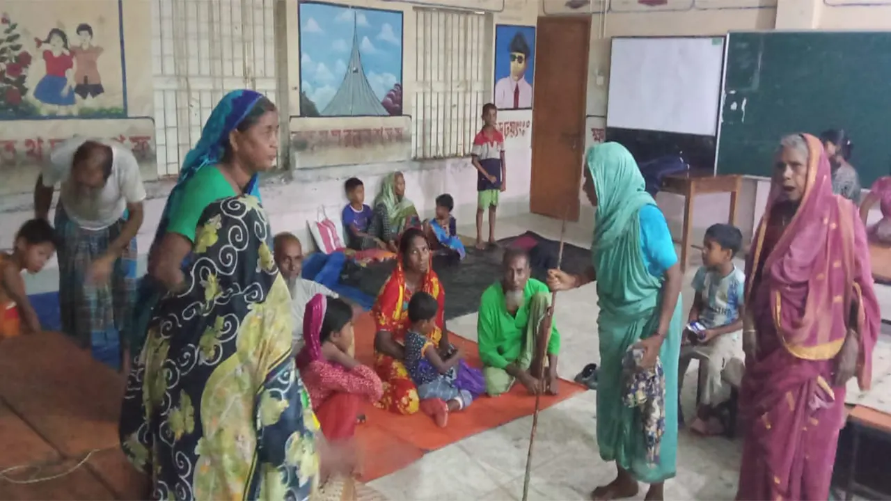 সাতক্ষীরার শ্যামনগরের একটি আশ্রয়কেন্দ্রে অবস্থানরত এলাকাবাসী। ছবি : কালবেলা