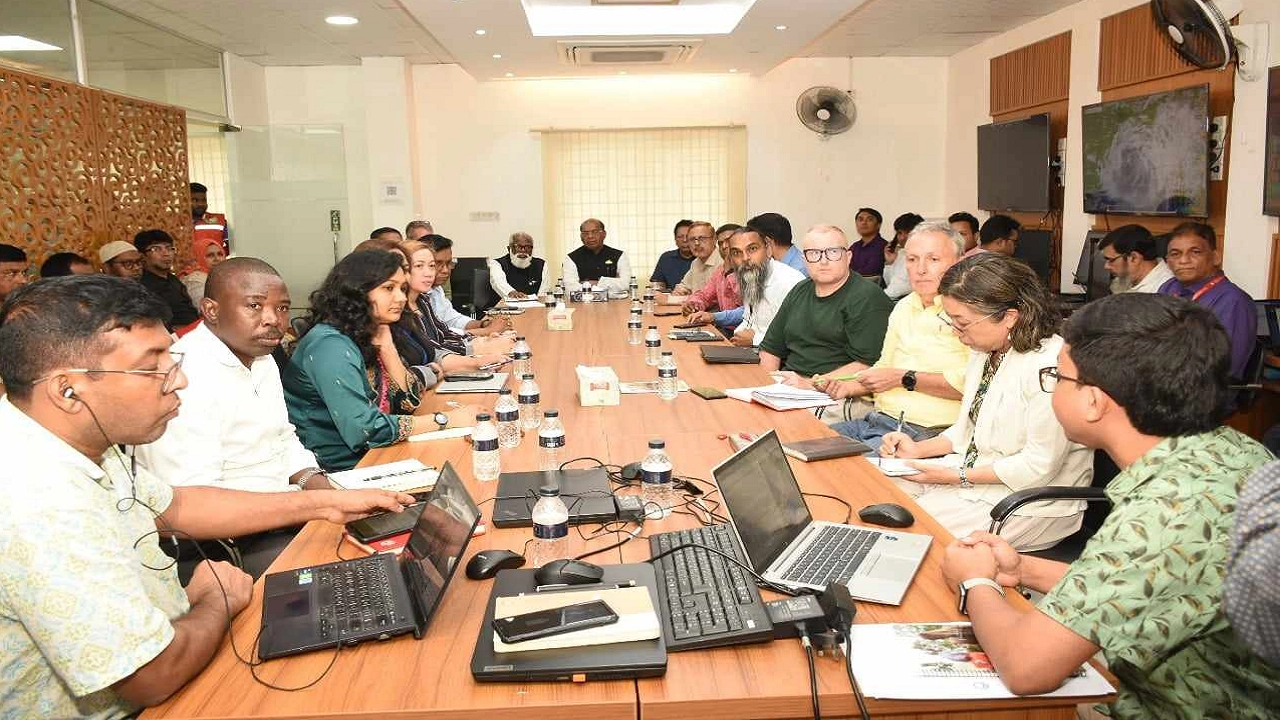 রেডক্রিসেন্ট সোসাইটির জাতীয় সদর দপ্তরের ইমার্জেন্সি অপারেশন সেন্টার (ইওসি) এ আয়োজিত জরুরি বৈঠকে কথা বলেন দুর্যোগ প্রতিমন্ত্রী মো. মহিববুর রহমান। ছবি : কালবেলা