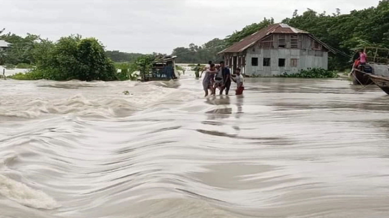 রিমালের কারণে পটুয়াখালীর বিচ্ছিন্ন দ্বীপ রাঙ্গাবালী উপজেলার প্লাবিত এলাকা। ছবি : কালবেলা