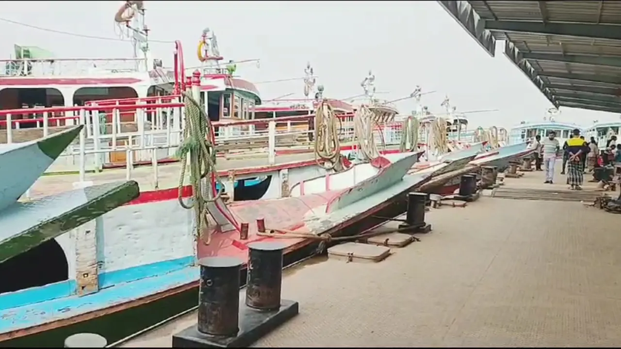 দৌলতদিয়া নৌযান ঘাটে লঞ্চ চলাচল বন্ধ রাখা হয়। ছবি : কালবেলা