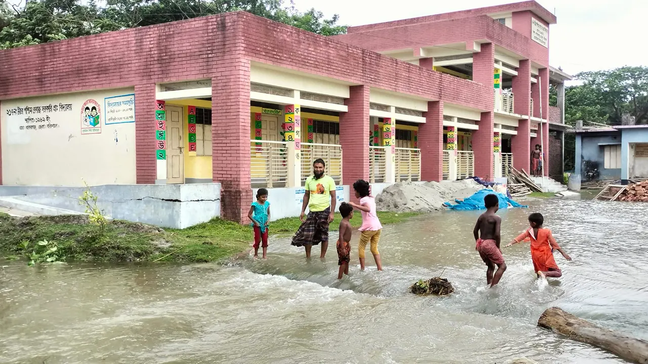 বরিশালের বাকেরগঞ্জ উপজেলায় ঘূর্ণিঝড় রিমাল এর প্রভাবে বিদ্যালয় মাঠ প্লাবিত হয়ে যায়। ছবি : কালবেলা