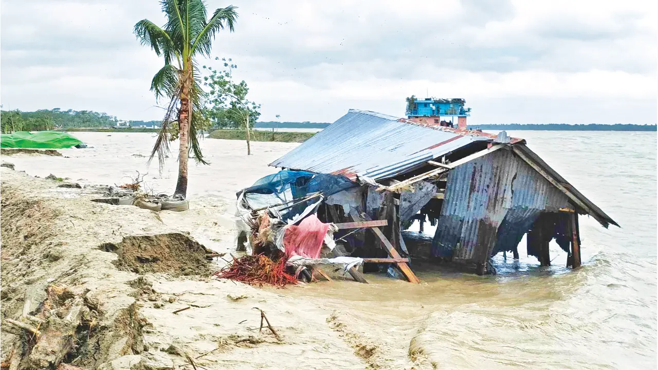 বরগুনায় ঘূর্ণিঝড় রিমালের আঘাতে ক্ষতিগ্রস্ত ভাঁধ। ছবি : কালবেলা