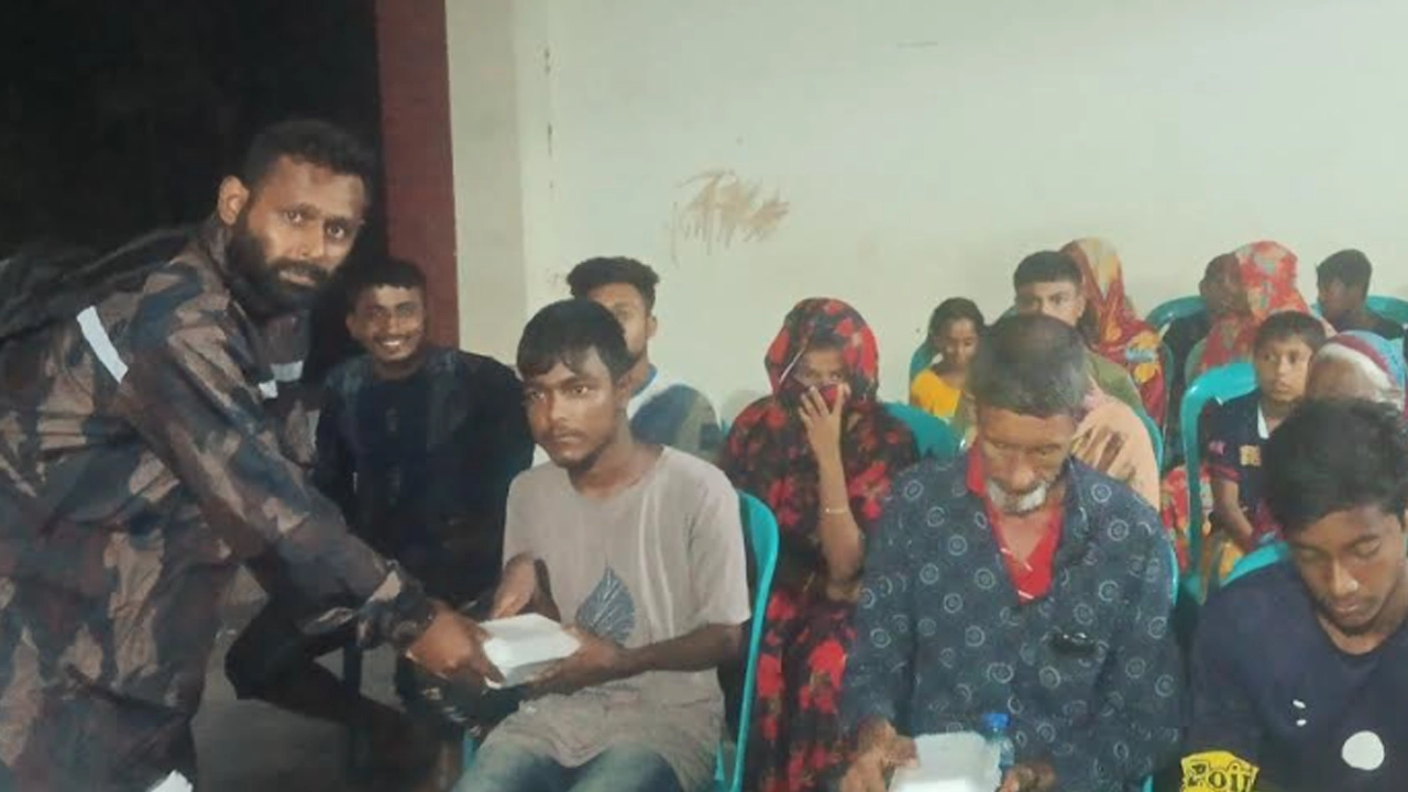 সাতক্ষীরায় উপকূলীয় এলাকায় বিজিবির খাদ্য সামগ্রী বিতরণ। ছবি : কালবেলা