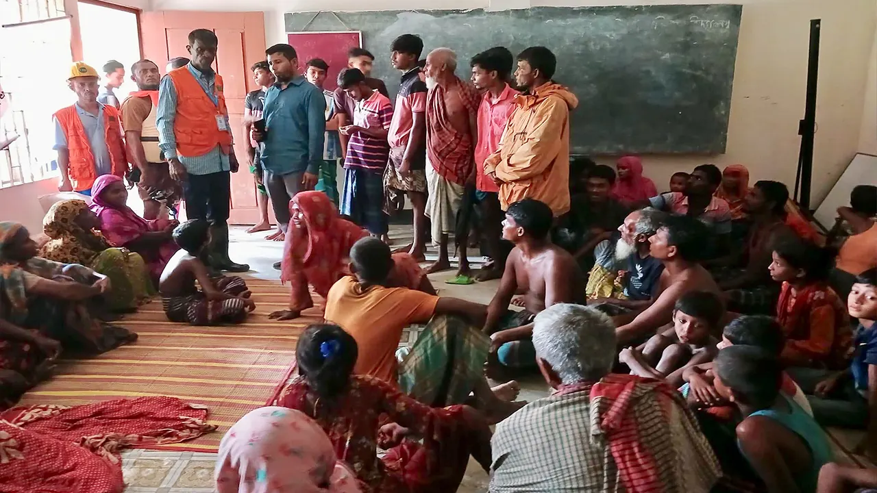 আশ্রয়কেন্দ্রে অবস্থান নেওয়া বিভিন্ন পরিবার। ছবি : কালবেলা