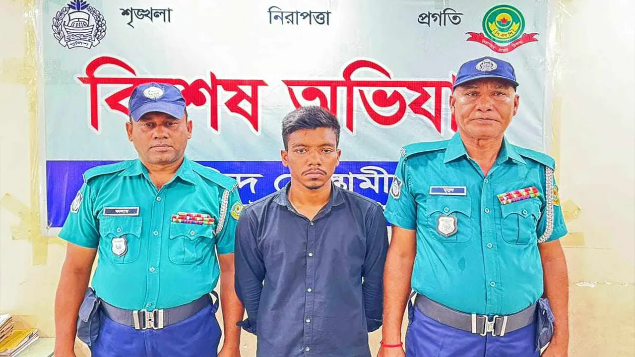 আটক ডিসলাইন কর্মী আকাশ। ছবি : কালবেলা