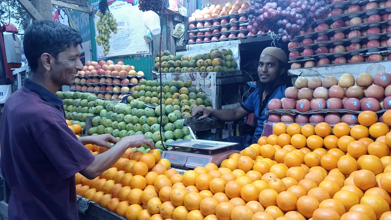 কুমিল্লার ব্রাহ্মণপাড়ার ফল বাজারের একটি দোকান। ছবি : কালবেলা