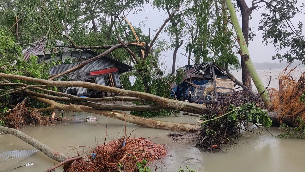 ঘূর্ণিঝড় রিমালের আঘাতে তছনছ মোরেলগঞ্জ উপকূলীয় এলাকার একটি বাড়ি। ছবি : কালবেলা