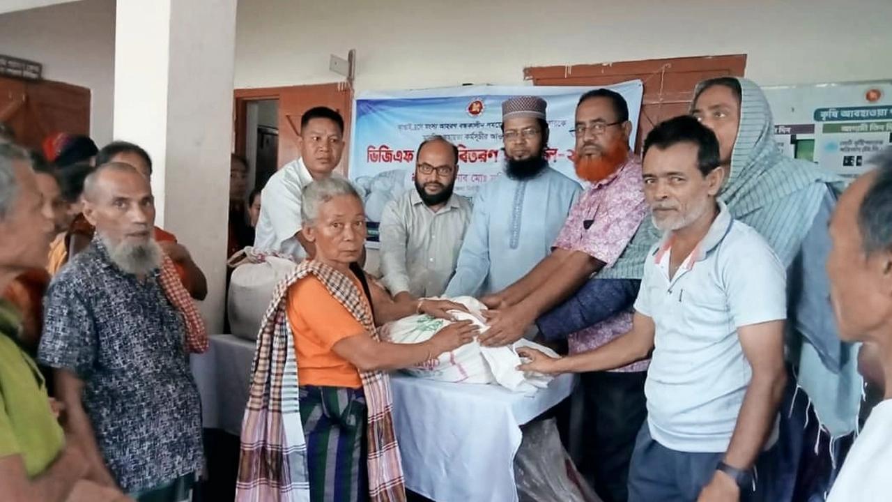 কাপ্তাই উপজেলার ৪নং কাপ্তাই ইউনিয়ন পরিষদ কার্যালয় চত্বরে ভিজিডির চাল বিতরণ। ছবি : কালবেলা