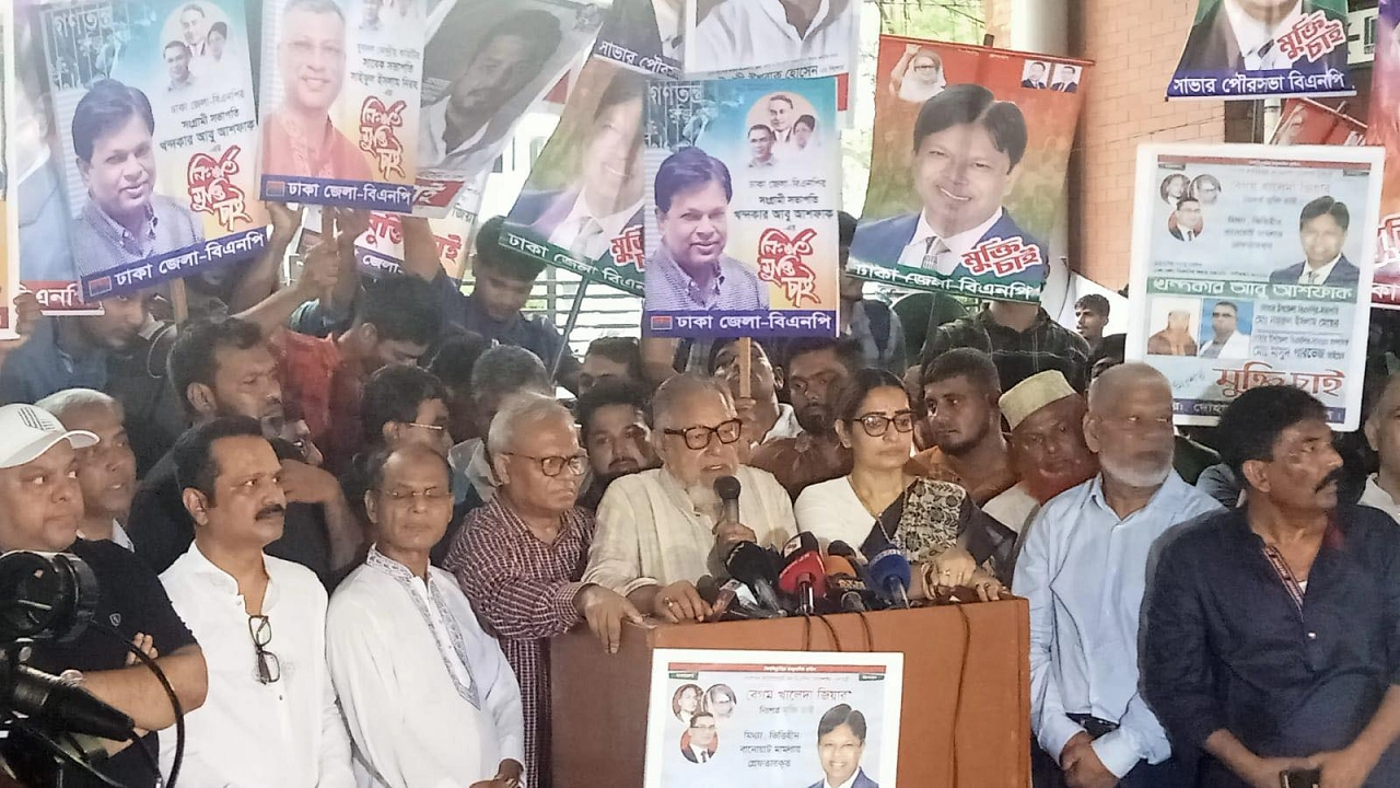 ঢাকা জেলা বিএনপির উদ্যোগে আয়োজিত এক মানববন্ধনে প্রধান অতিথি হিসেবে কথা বলেন বিএনপির স্থায়ী কমিটির সদস্য নজরুল ইসলাম খান। ছবি : কালবেলা