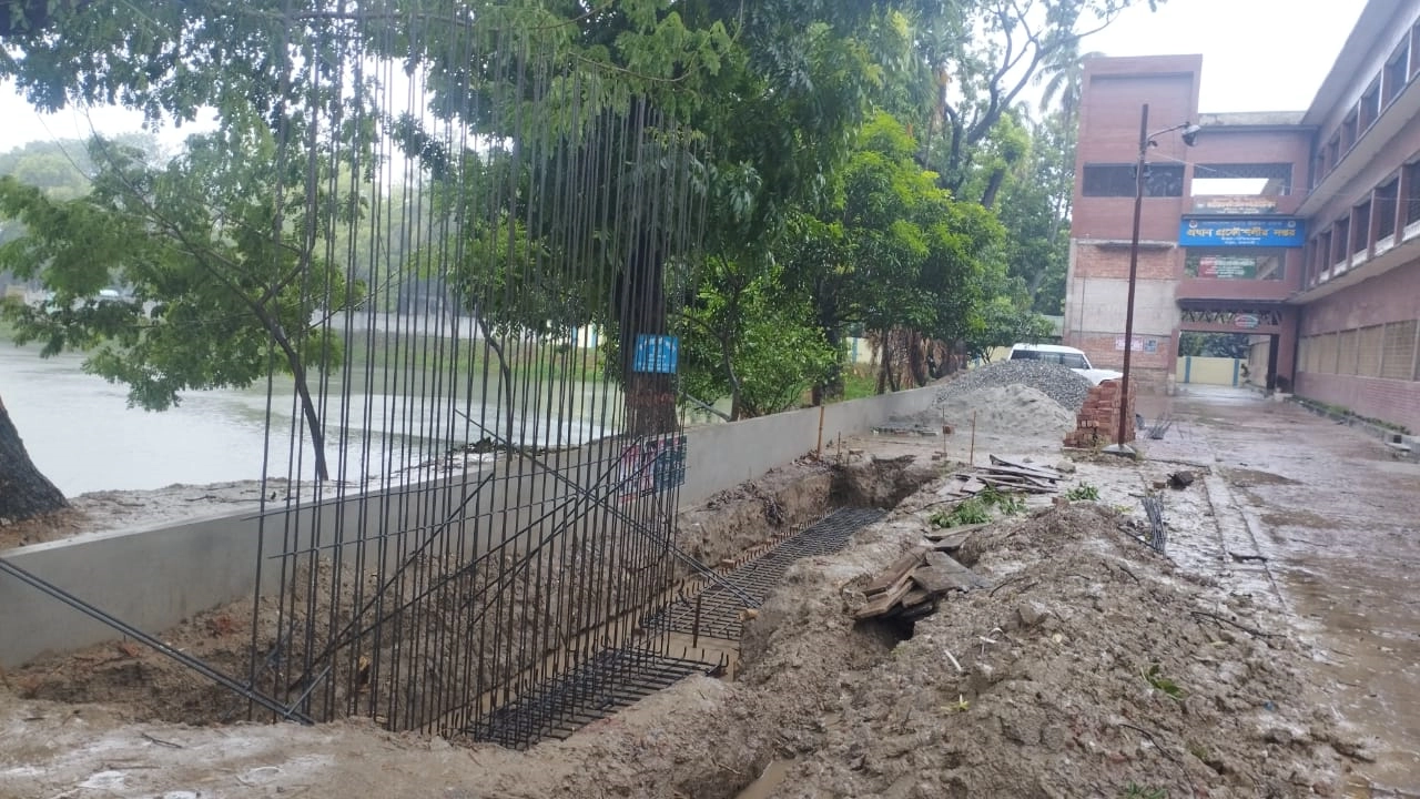 রাজশাহীর পাউবো অফিস ক্যাম্পাসে নির্মাণাধীন বঙ্গবন্ধুসহ জাতীয় চার নেতার ম্যুরাল নির্মাণকাজ। ছবি : কালবেলা
