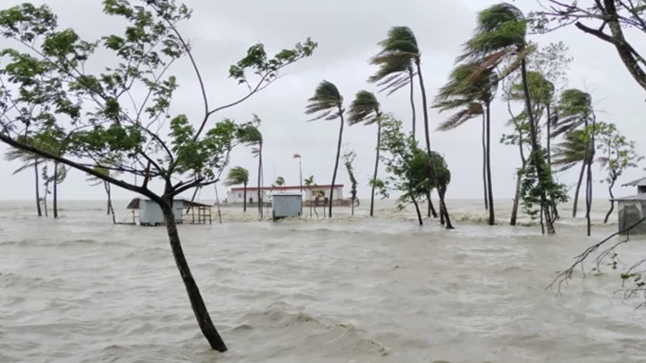 ঘূর্ণিঝড় রিমালের প্রভাবে প্লাবিত বিস্তীর্ণ অঞ্চল। ছবি : সংগৃহীত