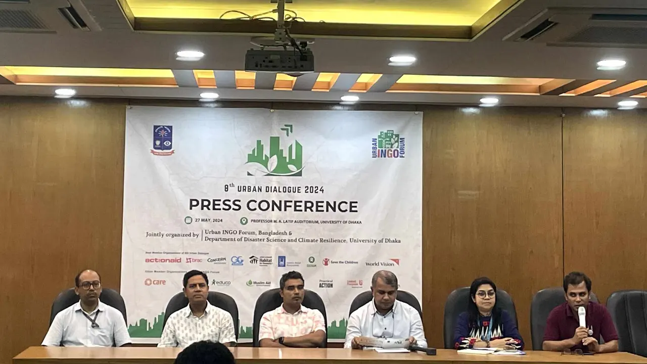 ঢা.বি’র ভূতত্ত্ব বিভাগের অধ্যাপক এম এ লতিফ হলে অনুষ্ঠিত সংবাদ সম্মেলনে উপস্থিত আয়োজকরা। ছবি : কালবেলা