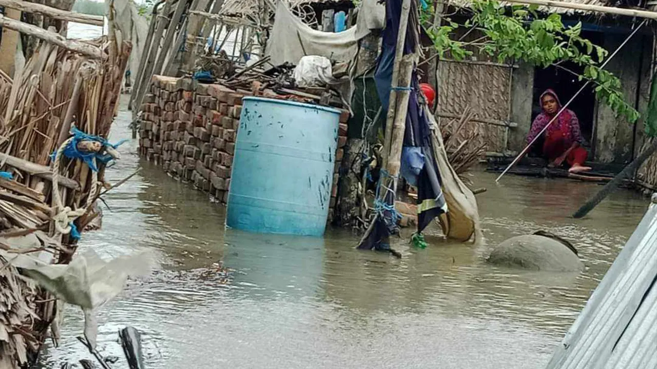 দাকোপ উপজেলায় পানিবন্দি পরিবার। ছবি : কালবেলা