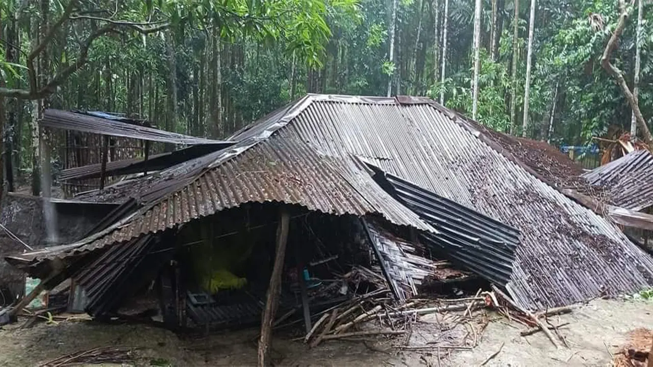 ঘূর্ণিঝড় রিমালে ভেঙে যাওয়া ঘর। ছবি : কালবেলা