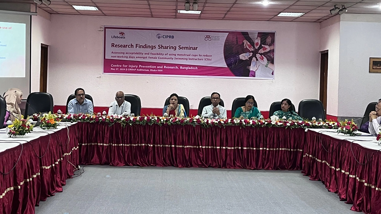 নারী সাতারু প্রশিক্ষকদের পিরিয়ডকালীন সময়ে মেন্সট্রুয়াল কাপ ব্যবহারে উৎসাহিত করার উদ্যোগ নিয়েছে সিআইপিআরবি। ছবি : কালবেলা