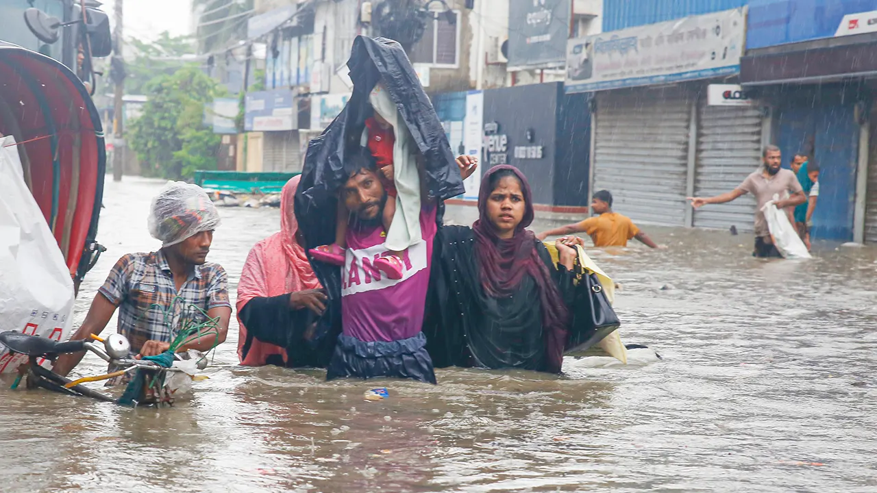 ডুবে গেছে চট্টগ্রাম নগরীর বাসিন্দরা। ছবি : কালবেলা
