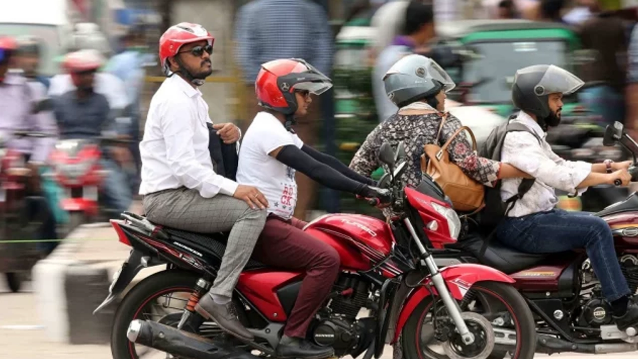 মোটরসাইকেল চলাচল। পুরোনো ছবি
