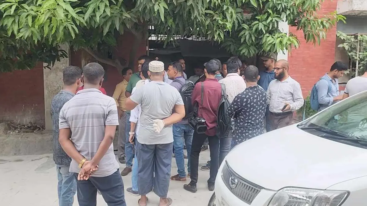 সাভারে কারখানার সামনে ভিড়। ছবি : কালবেলা