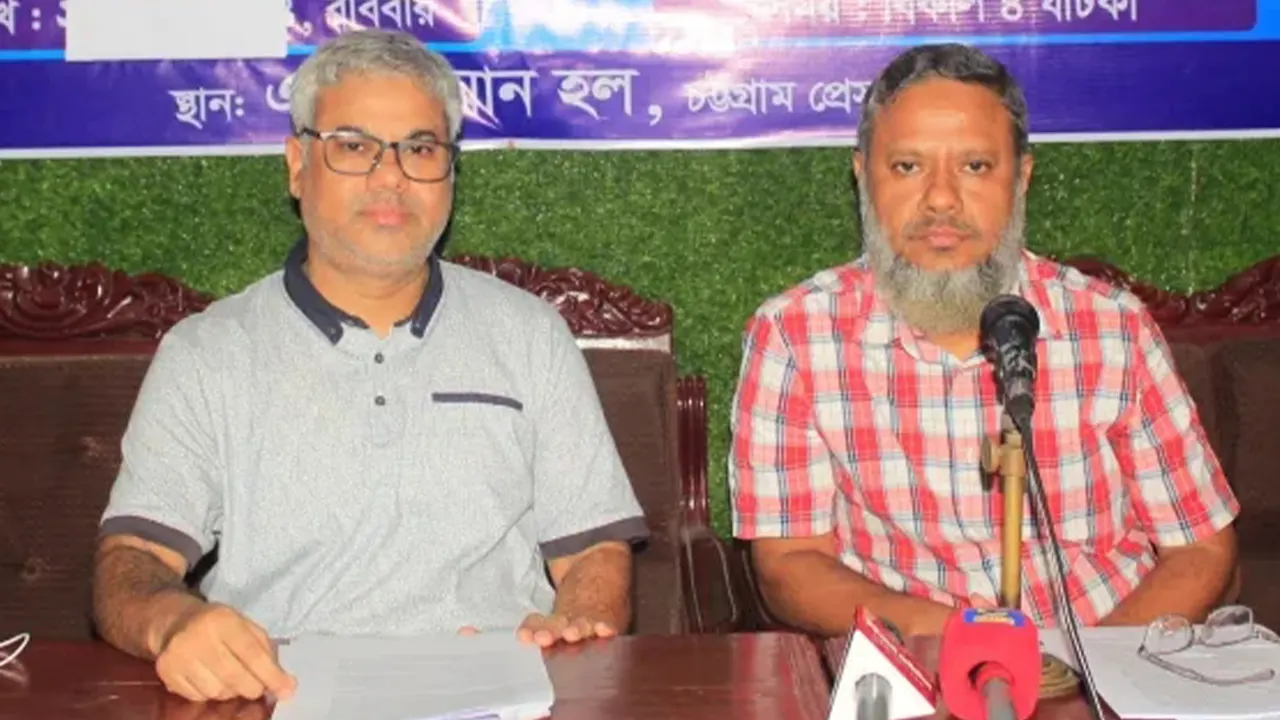 চট্টগ্রাম প্রেস ক্লাবের আয়োজিত সংবাদ সম্মেলনে অভিযোগকারী দুই ভাই নেছারুল হক ও মো. ছায়েদুল হক। ছবি : কালবেলা