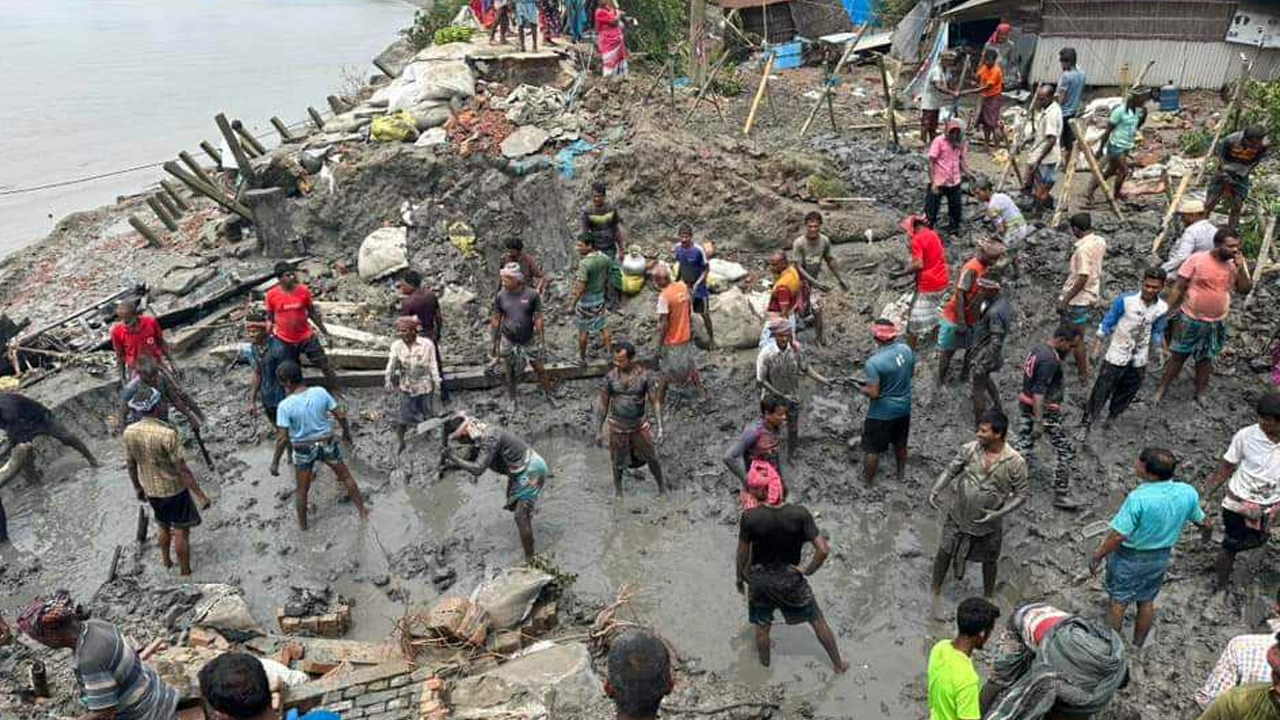 খুলনা উপকূলে সেচ্ছাশ্রমে মেরামত করা হচ্ছে একটি বাঁধ। ছবি : কালবেলা