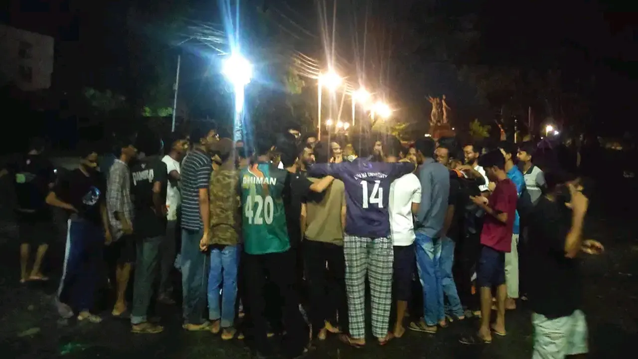 খুলনা বিশ্ববিদ্যালয়ে আন্দোলন করছে সাধারণ শিক্ষার্থীরা। ছবি : কালবেলা