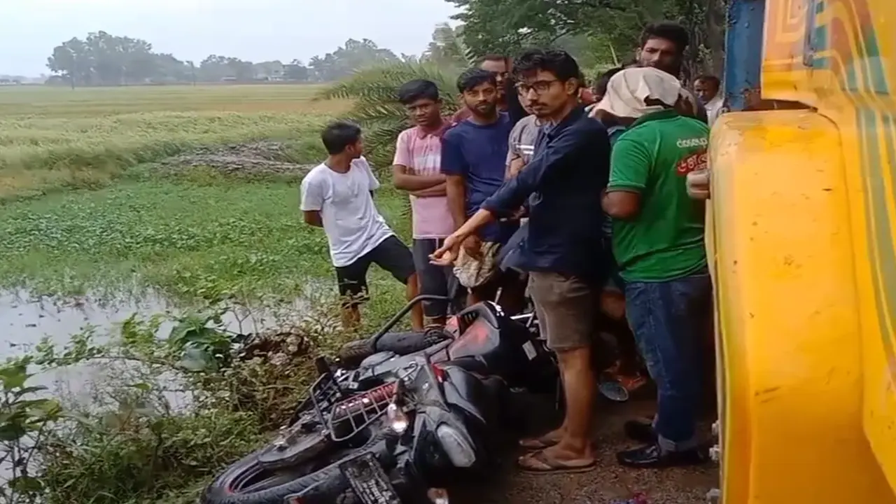 দুর্ঘটনাকবলিত মোটরসাইকেল। ছবি : কালবেলা