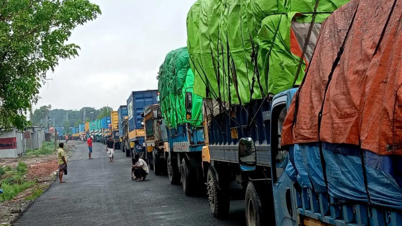 ফেরি চলাচল বন্ধ থাকায় পণ্যবাহী ট্রাকের দীর্ঘ লাইন। ছবি : কালবেলা