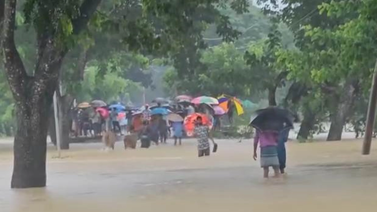 দীঘিনালা সাজেক সড়কের কবাখালি এলাকায় পাহাড়ি ঢলে তলিয়ে গেছে সড়ক। ছবি : কালবেলা