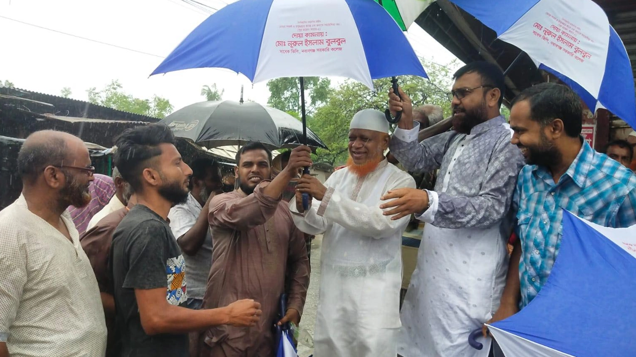 শ্রমজীবী ও সাধারণ মানুষের মাঝে ছাতা বিতরণ করেন মো. নূরুল ইসলাম বুলবুল। সৌজন্য ছবি