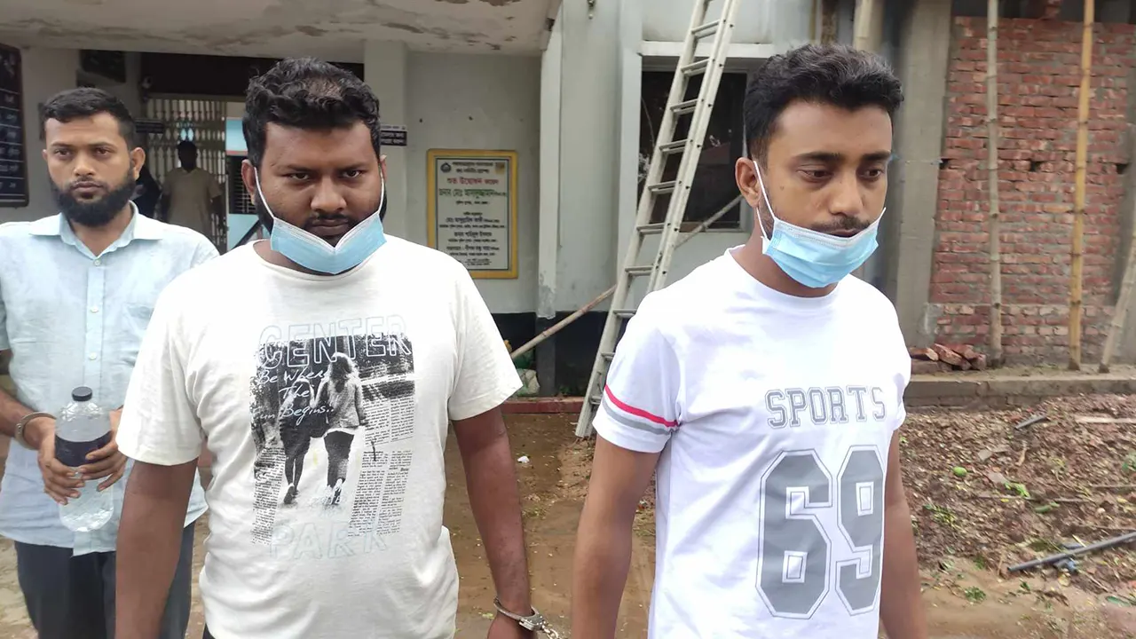 গ্রেপ্তারকৃত দুই হামলাকারী। ছবি : কালবেলা