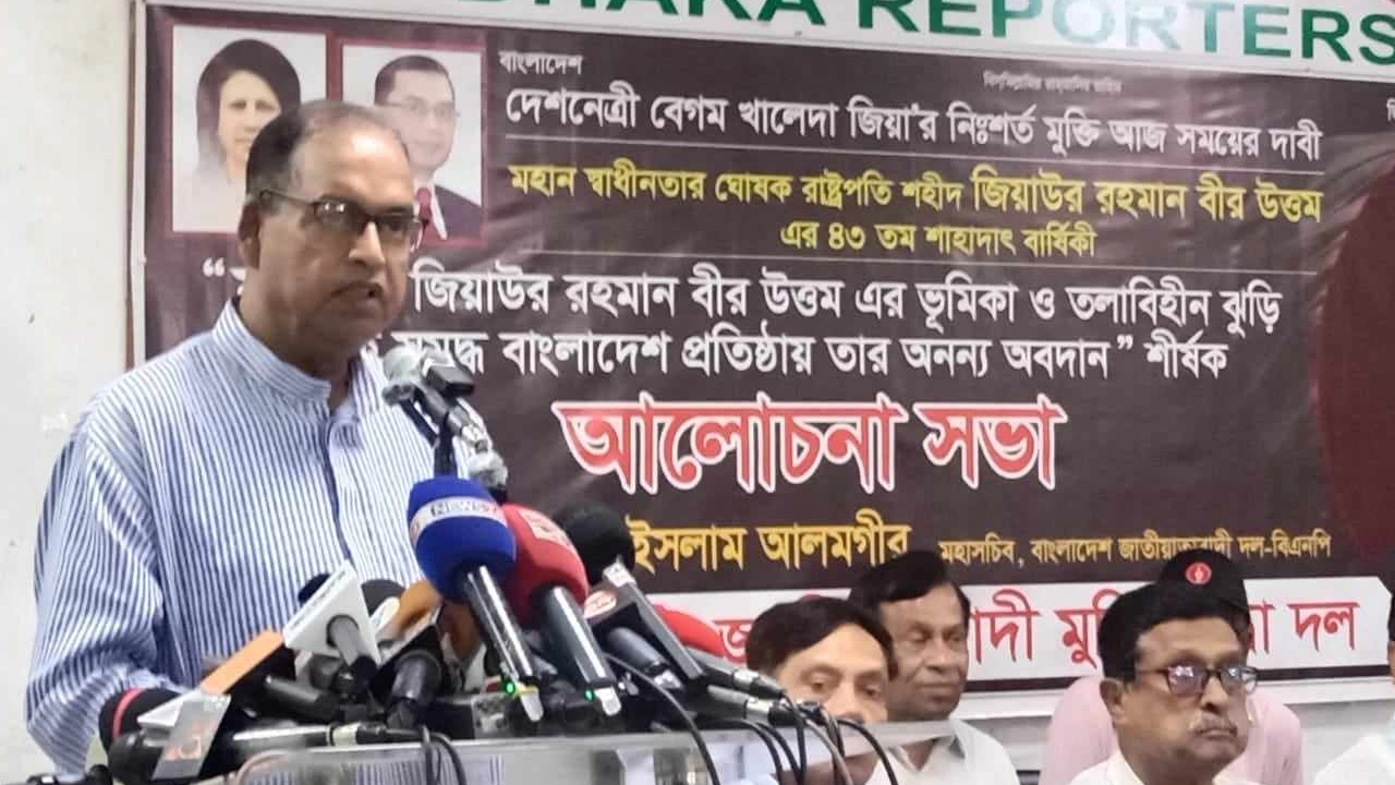 ডিআরইউতে আলোচনা সভায় বিএনপির ভাইস-চেয়ারম্যান শামসুজ্জামান দুদু। ছবি : কালবেলা