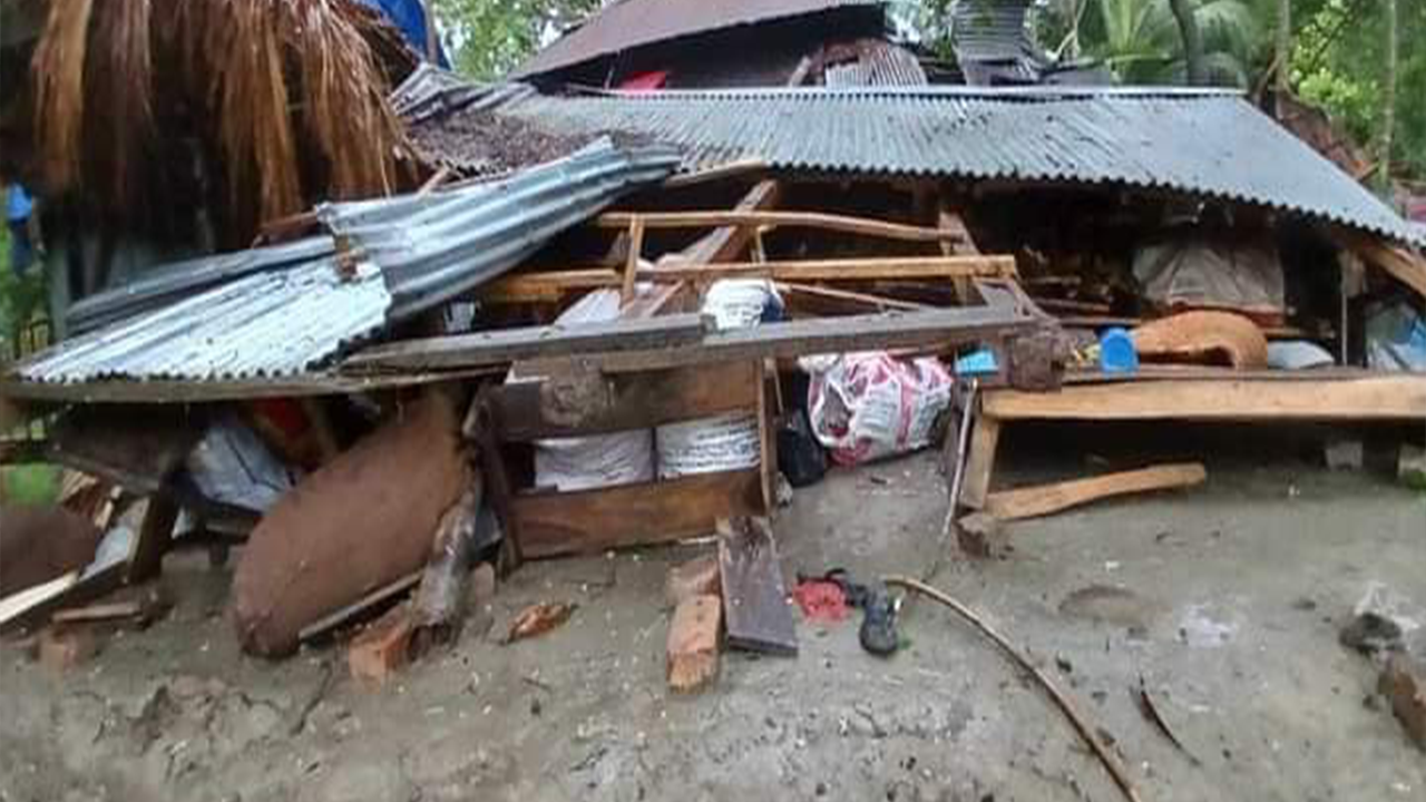 ঘূর্ণিঝড় রিমালে ভেঙে যাওয়া ঘর। ছবি : কালবেলা