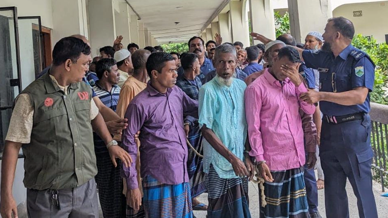 জয়পুরহাট আদালত চত্বরে হত্যা মামলায় যাবজ্জীবন কারাদণ্ড পাওয়া আসামিরা। ছবি : কালবেলা