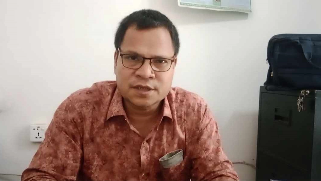হাতীবান্ধার সিংগিমারী ইউনিয়ন পরিষদের সচিব মইনুল ইসলাম। ছবি : কালবেলা