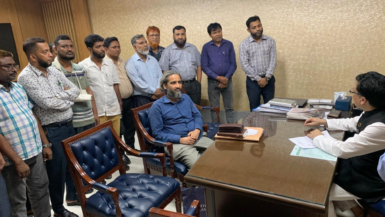 জনপ্রশাসনমন্ত্রী ফরহাদ হোসেনের সঙ্গে সচিবালয় কর্মকর্তা-কর্মচারী ঐক্য পরিষদের নেতারা। ছবি : কালবেলা
