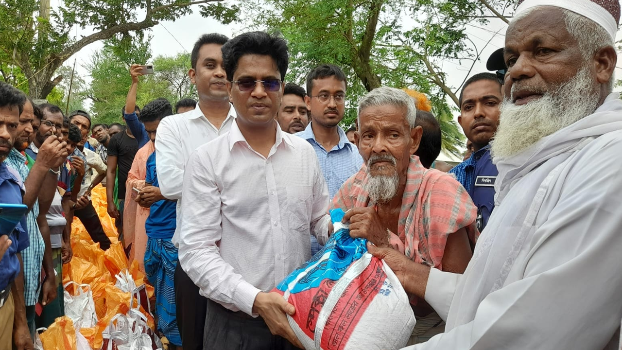 সাতক্ষীরার আশাশুনিতে ক্ষতগ্রস্তদের মাঝে চাল বিতরণ করেন জেলা প্রশাসক মোহাম্মদ হুমায়ুন কবির। ছবি : কালবেলা