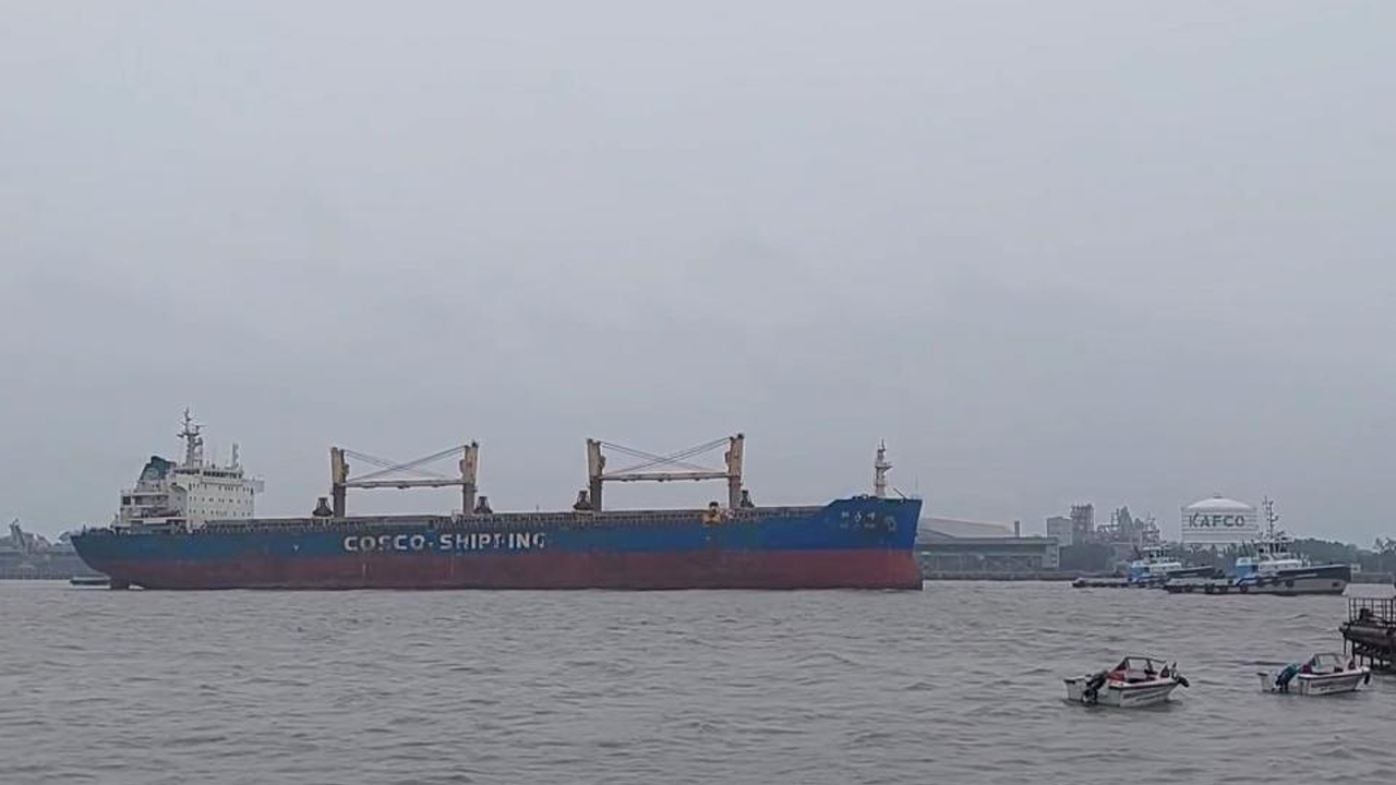 আটকে পড়া জাহাজটিকে সরানো হচ্ছে। ছবি : কালবেলা
