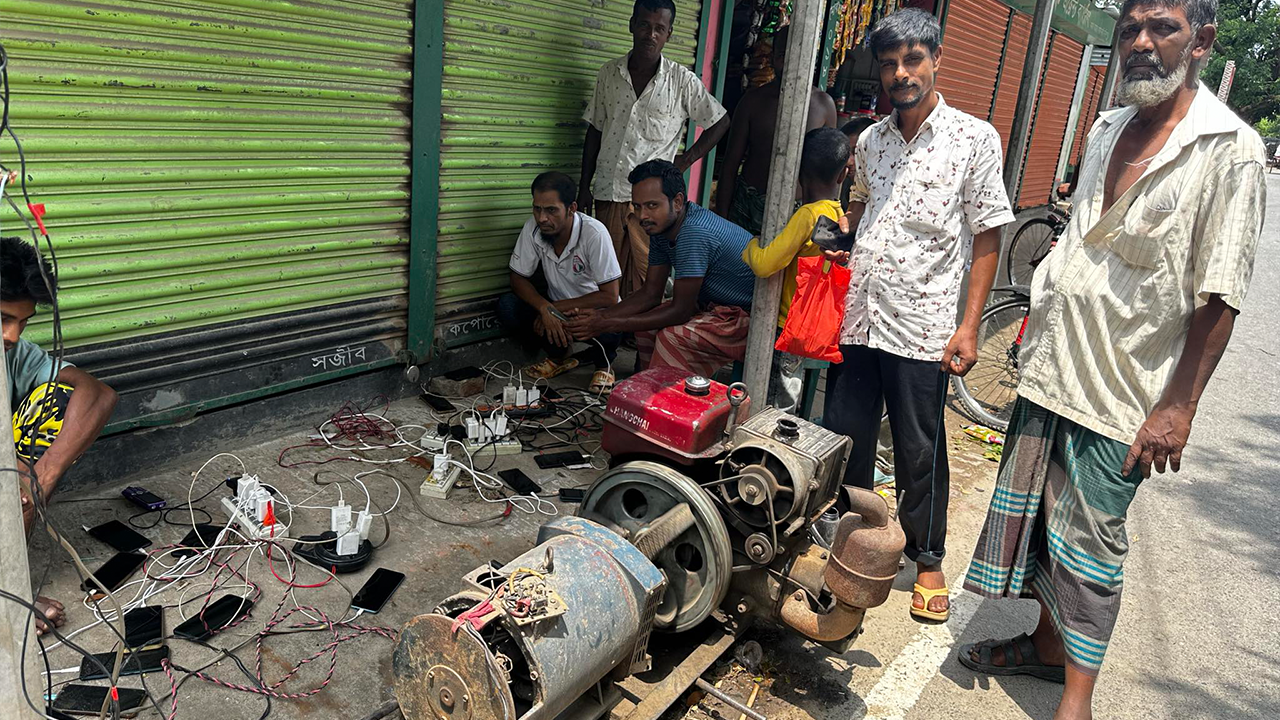 জেনারেটরে মোবাইল চার্জ দিচ্ছে স্থানীয়রা। ছবি : কালবেলা