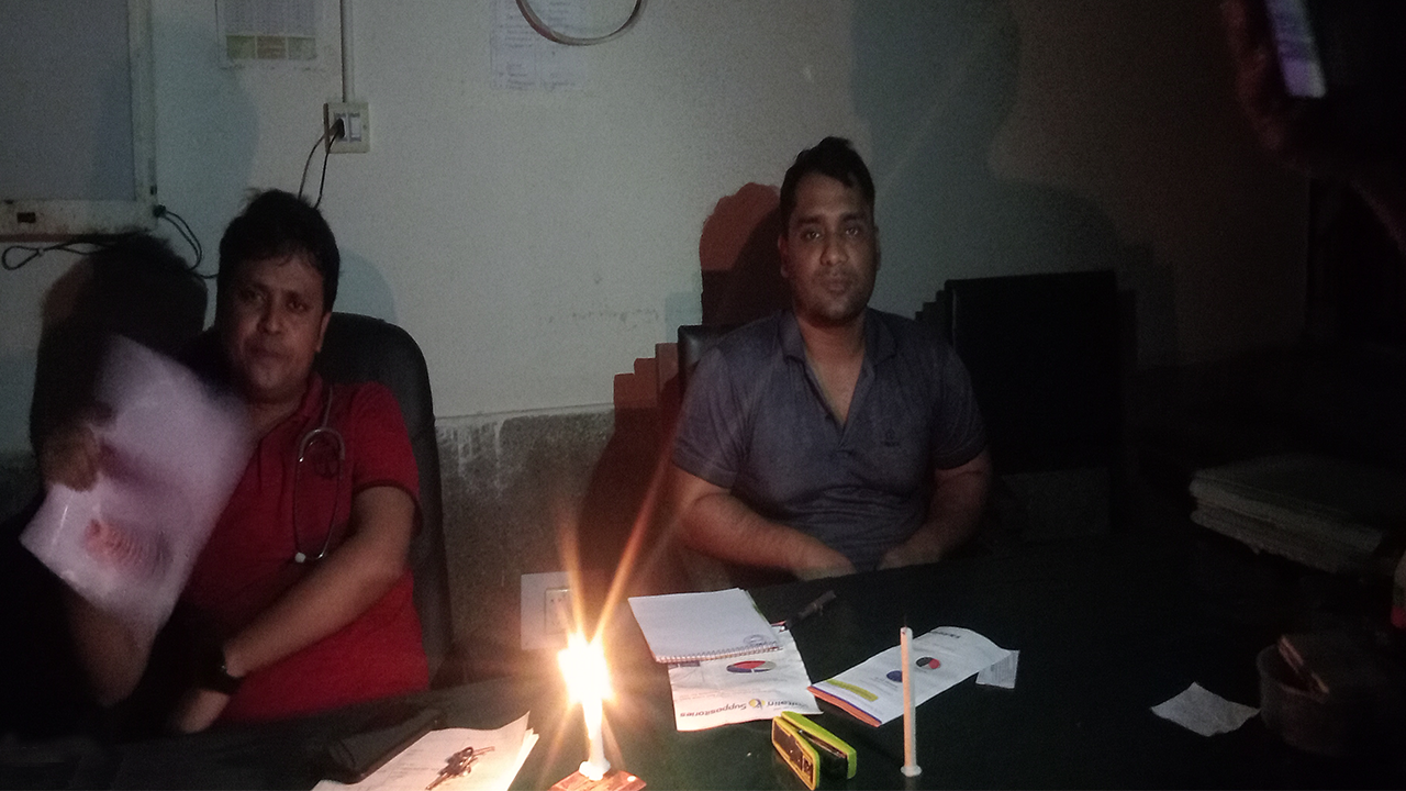 বিদ্যুৎ না থাকায় মোমবাতি জ্বালিয়ে চিকিৎসা চলছে হাসপাতালে। ছবি : কালবেলা