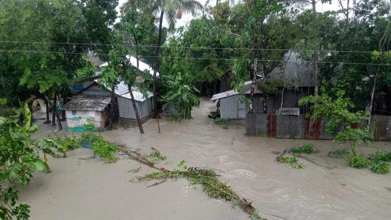 ঘূর্ণিঝড় রিমালের তাণ্ডবে মির্জাগঞ্জে বেড়িবাঁধ ভেঙে ১৫ গ্রাম প্লাবিত। ছবি : কালবেলা