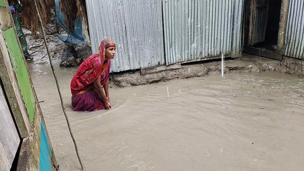 ঘূর্ণিঝড়কবলিত এলাকায় এক নারী। ছবি : কালবেলা