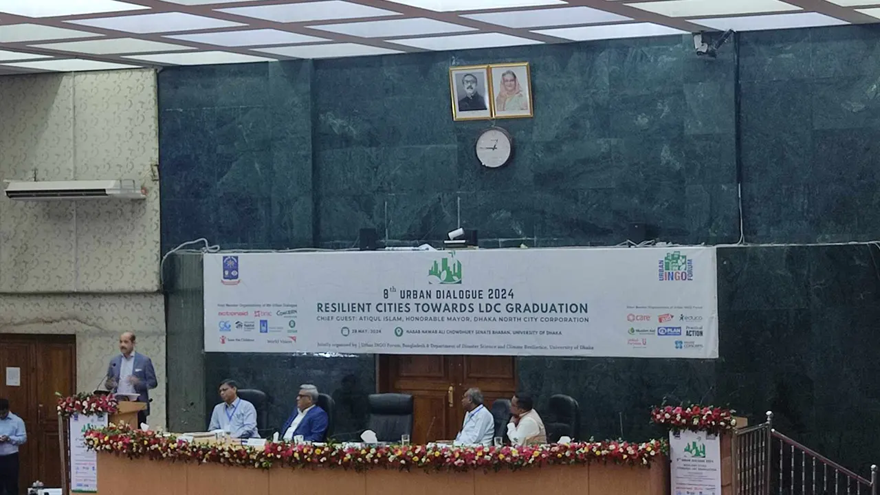 ঢাকা বিশ্ববিদ্যালয়ে ‘৮ম আরবান ডায়ালগ-২০২৪’ শীর্ষক অনুষ্ঠানে বক্তব্য দেন ডিএনসিসি মেয়র আতিকুল ইসলাম। ছবি : কালবেলা