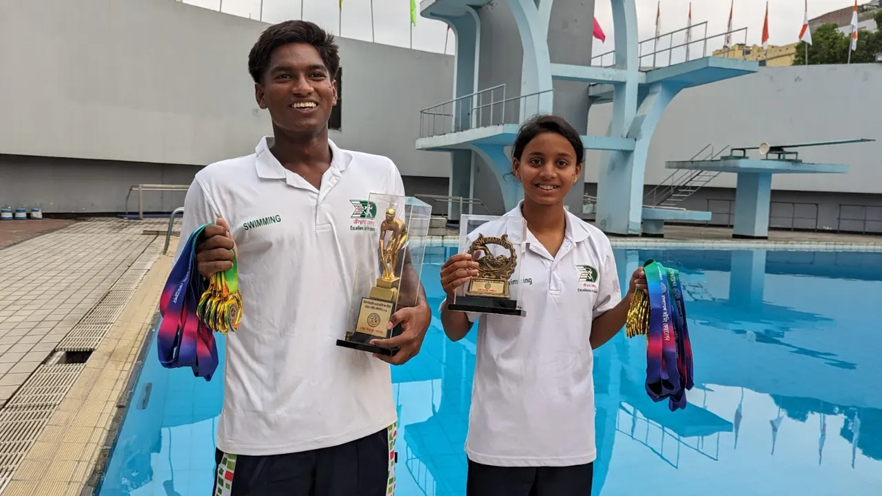 সেরা সাঁতারুর স্বীকৃতি পেয়েছেন বিকেএসপির মোহাম্মদ তোফায়েল ও অ্যানি আক্তার। ছবি : কালবেলা