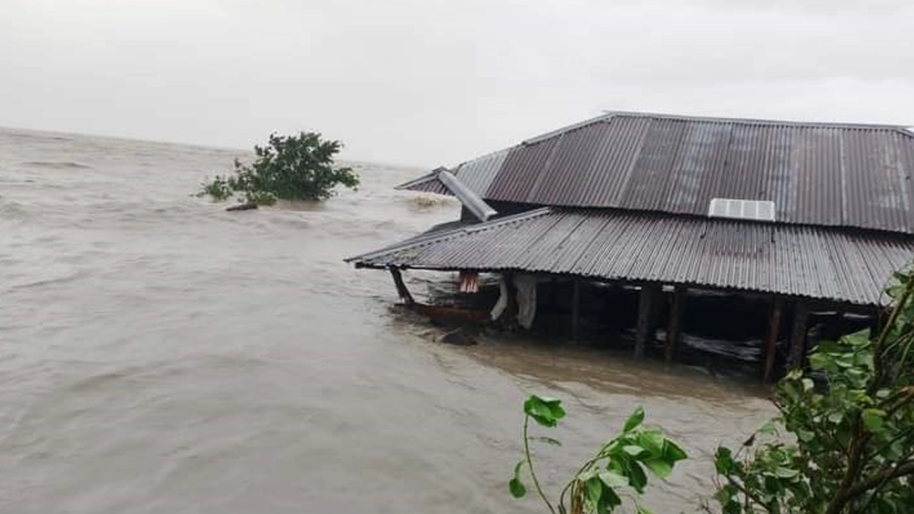 ঘূর্ণিঝড় রিমালে মনপুরা দ্বীপে ব্যাপক ক্ষয়ক্ষতি। ছবি : কালবেলা