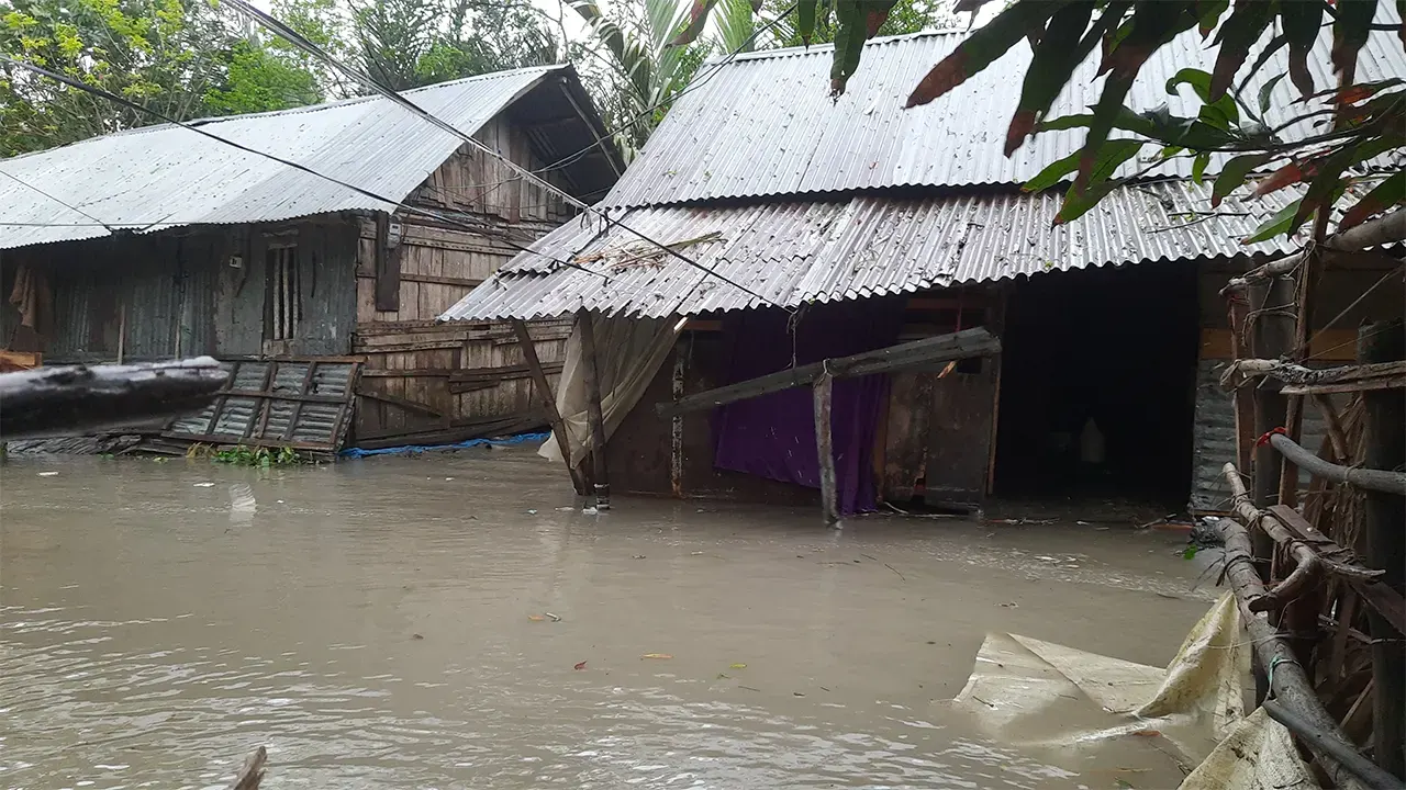 ঘূর্ণিঝড় রিমালে ডুবে যাওয়া বাড়িঘর। ছবি : কালবেলা