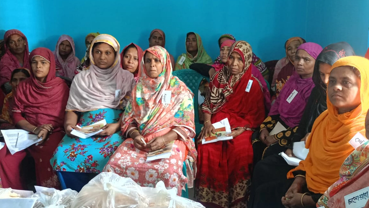 চট্টগ্রামের কর্ণফুলীতে ব্যয় সাশ্রয়ী খাদ্য ব্যবস্থাপনার প্রশিক্ষণ পেয়েছেন ২৫ জন নারী খামারি ও উদ্যোক্তা। ছবি : কালবেলা