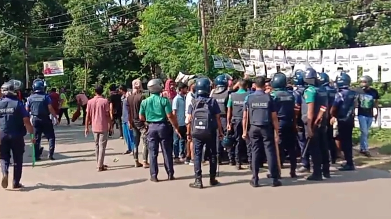 চবি ক্যাম্পাসে সতর্ক অবস্থানে পুলিশ। ছবি : কালবেলা